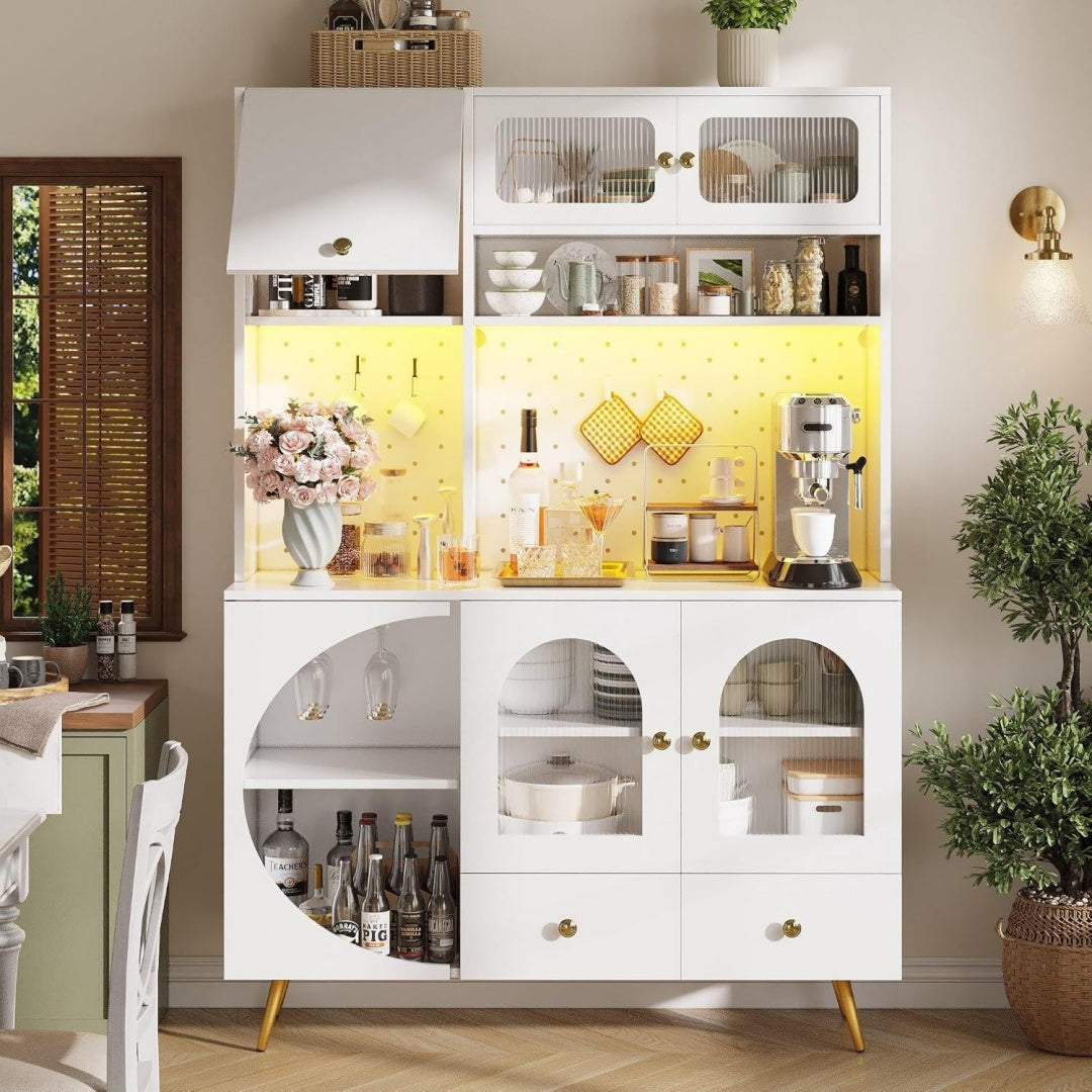 Der Hochschrank setzt auf sanft schliessende Fronten