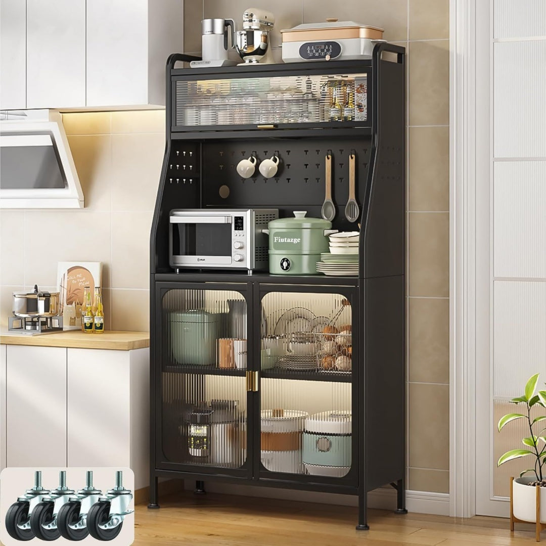 Verstellbare Ablagen und Rollen an dem Sideboard