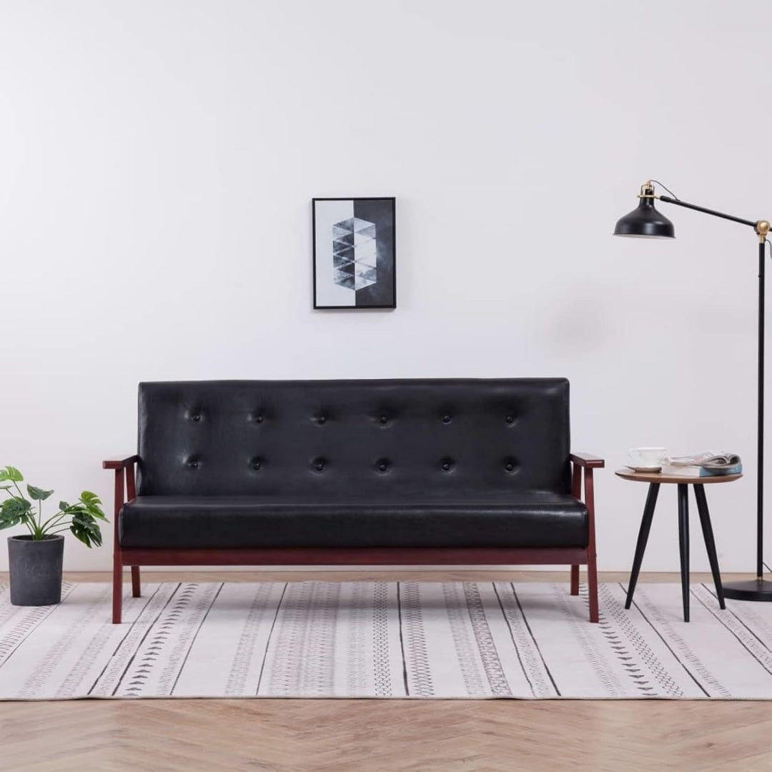 Das Sofa setzt auf weiche Polster in Schwarz