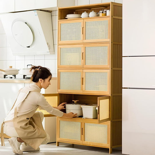 Das Sideboard zeigt Glastueren in Creme