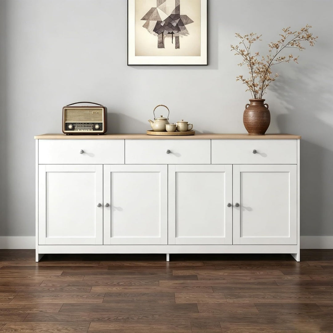 3 Schubladen treffen auf 4 Tueren an dem Sideboard