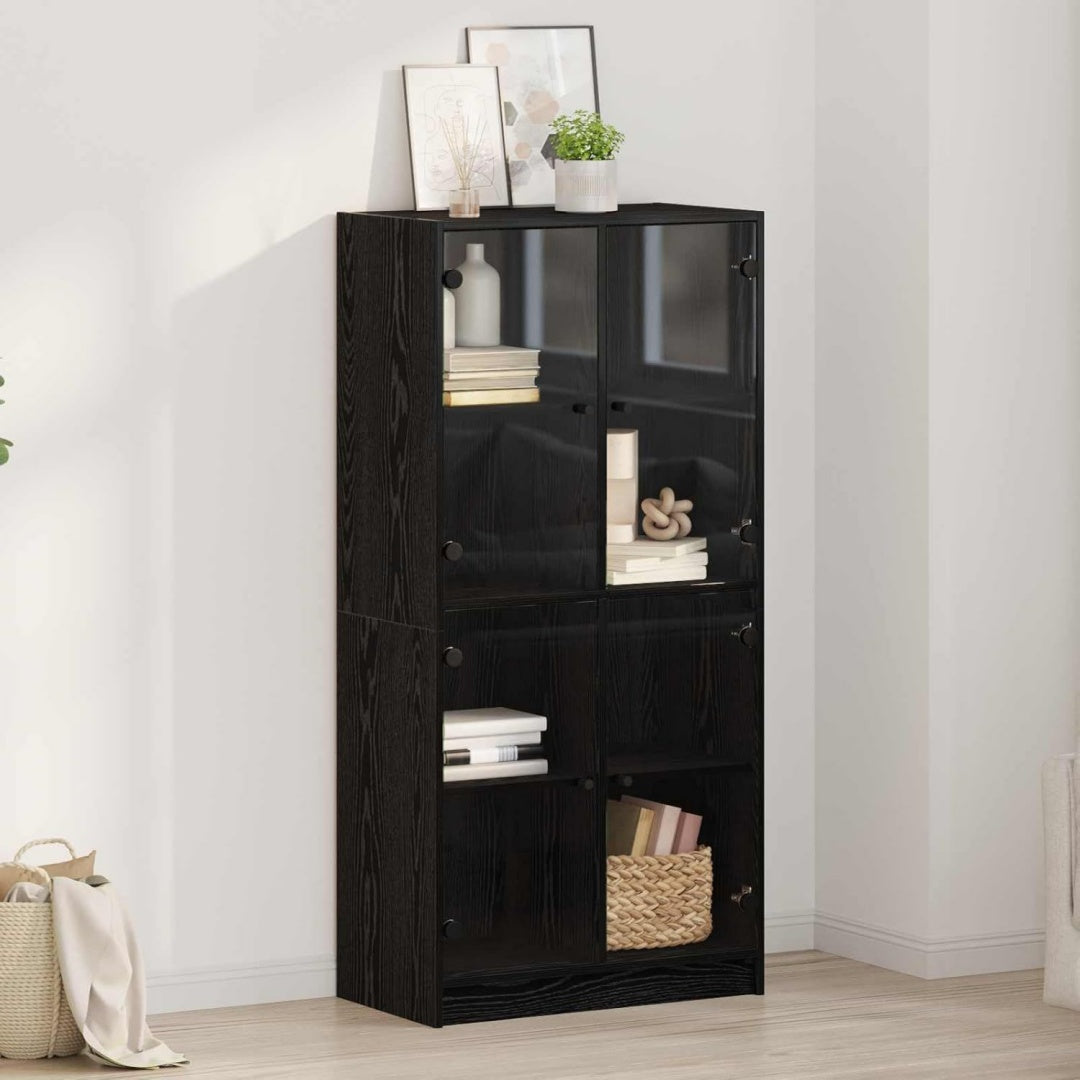 4 Tueren und matte Oberflaechen an dem Hochschrank