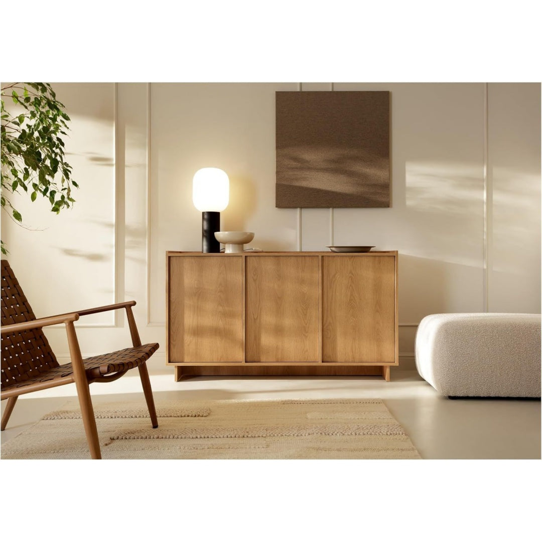 Sideboard verbindet Holzoptik und grifflose Fronten