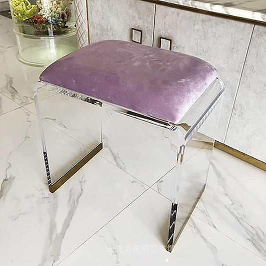 Der Hocker setzt auf eine Farbgebung in Violett