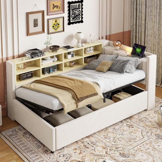 Das Bettgestell zeigt weiche Polster in Beige