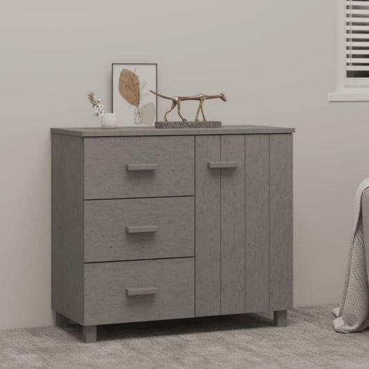 Eine Gestaltung in Hellgrau und Naturbraun kennzeichnet das Sideboard