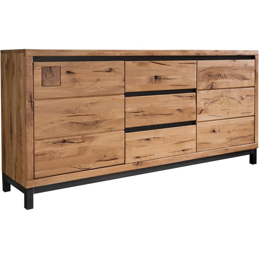 Geschlossener Stauraum an dem Sideboard aus Massivholz und Metall