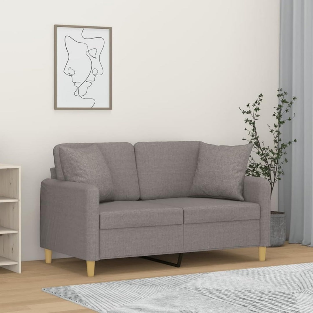 Sofa verbindet weiche Polster und ein Metallgestell