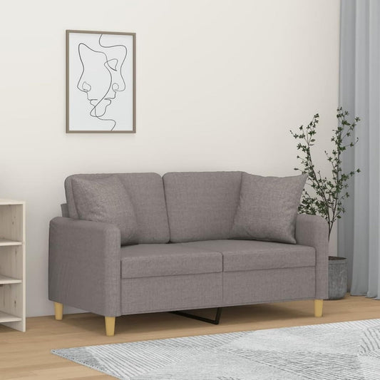 Sofa verbindet weiche Polster und ein Metallgestell